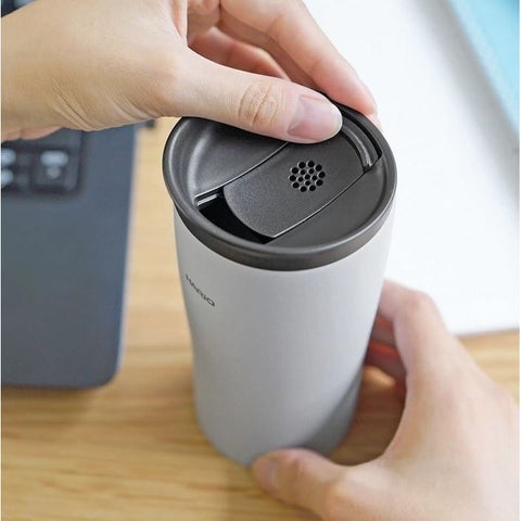Termohrnek Hario s víčkem 300 ml šedý